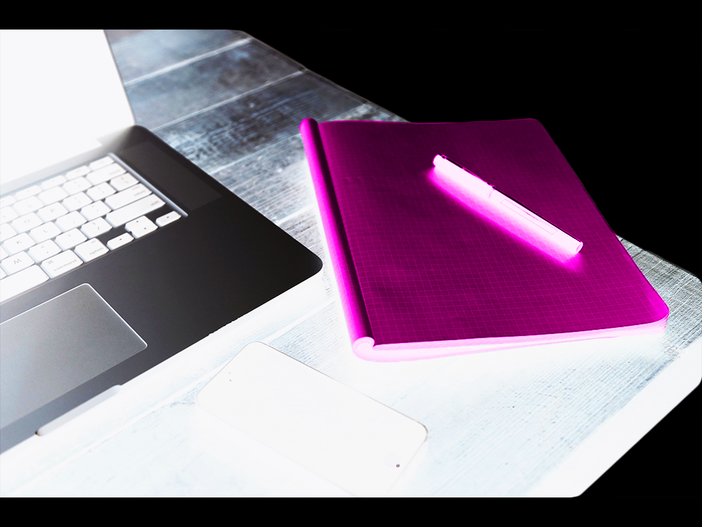 Photo de Nikolaos Dimou: https://www.pexels.com/fr-fr/photo/macbook-pro-noir-2473183/