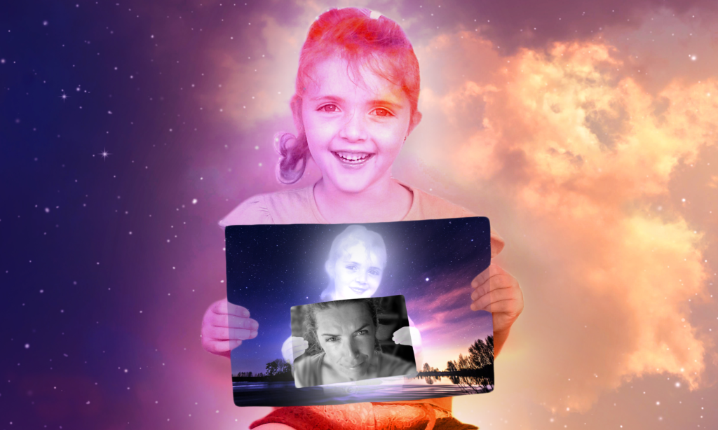 Montage photo, Une petite fille tiens une photo d'elle même qui tiens une photo du créateur de PHIdippus Création Web.